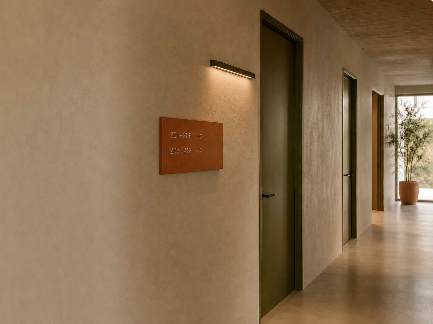 Pasillo curvo y cálido con puertas de oficinas privadas
